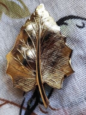 Gold Tone Vintage Texturized Leaf Foilage Gardening Botanical Brooch